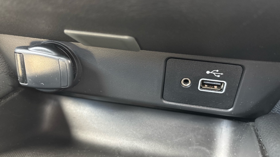 Nissan Juke 1.6 Hybrid N-Connecta 5dr Auto Hybrid Hatchback - Image 28