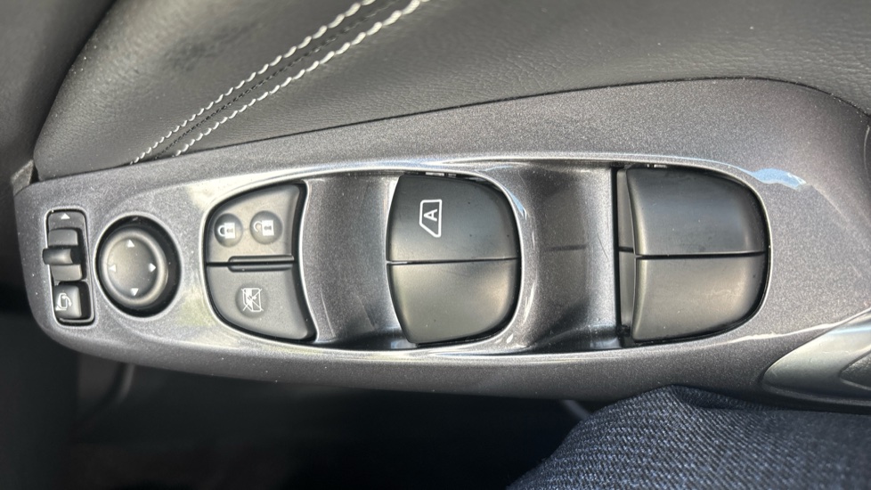 Nissan Juke 1.6 Hybrid N-Connecta 5dr Auto Hybrid Hatchback - Image 38
