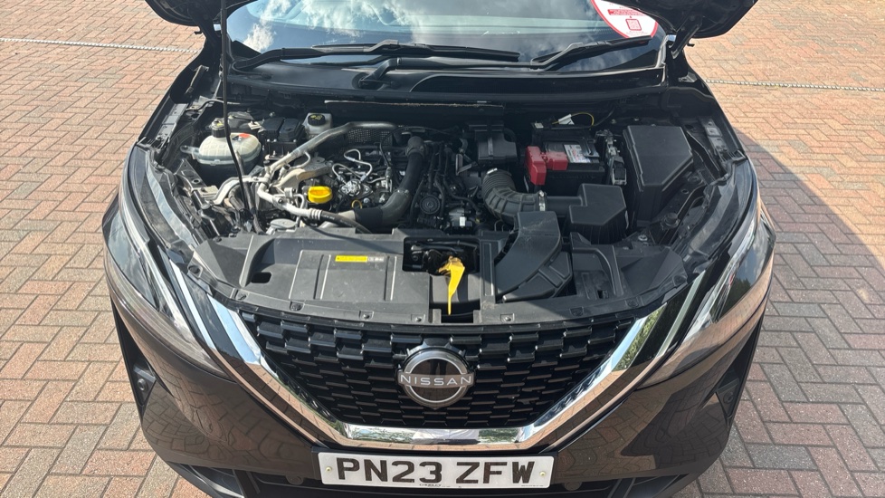 Nissan Qashqai 1.3 DiG-T MH N-Connecta 5dr Petrol Hatchback - Image 8