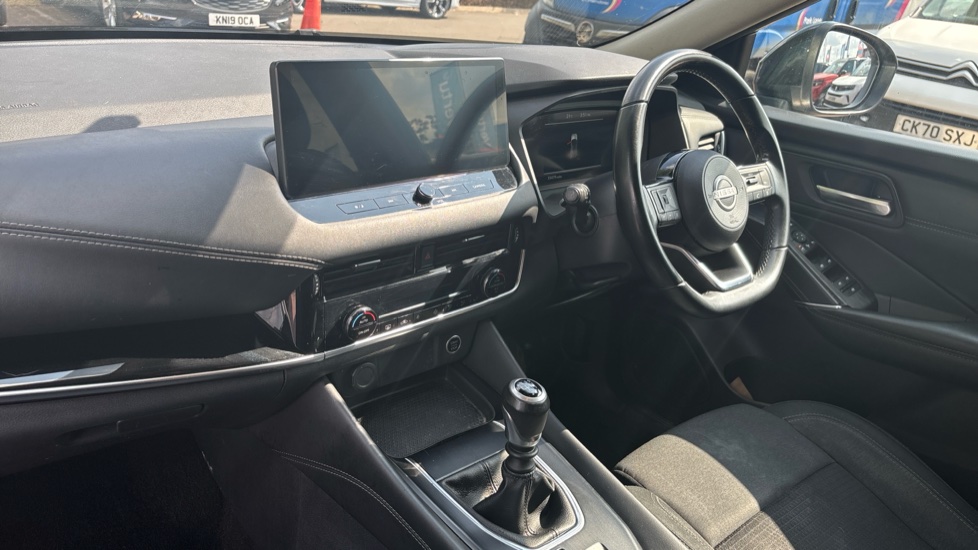 Nissan Qashqai 1.3 DiG-T MH N-Connecta 5dr Petrol Hatchback - Image 9