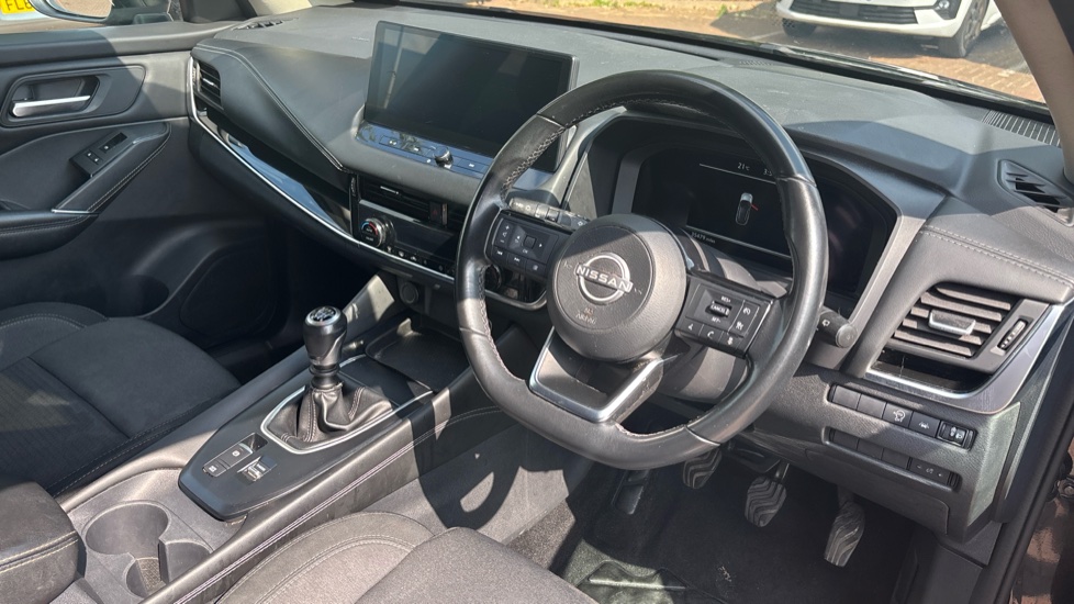 Nissan Qashqai 1.3 DiG-T MH N-Connecta 5dr Petrol Hatchback - Image 11