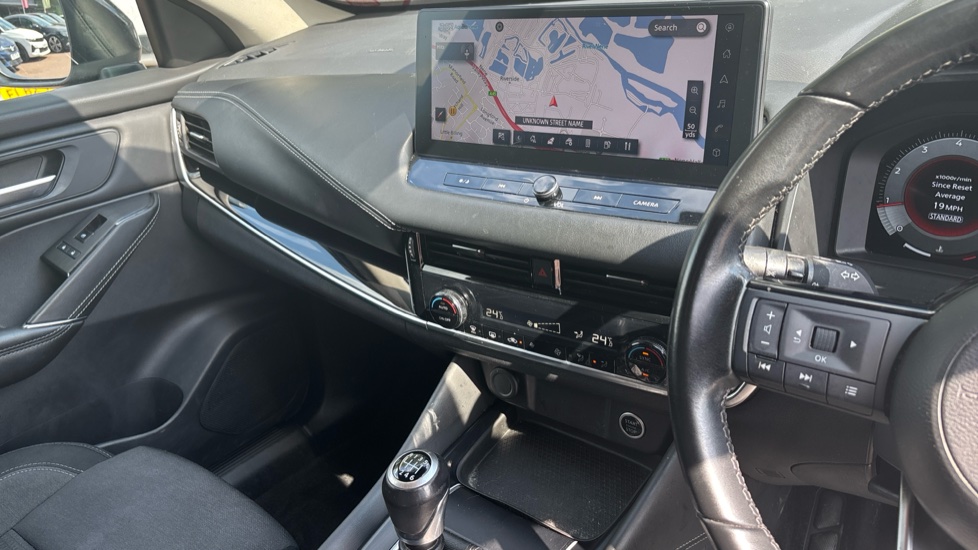 Nissan Qashqai 1.3 DiG-T MH N-Connecta 5dr Petrol Hatchback - Image 14
