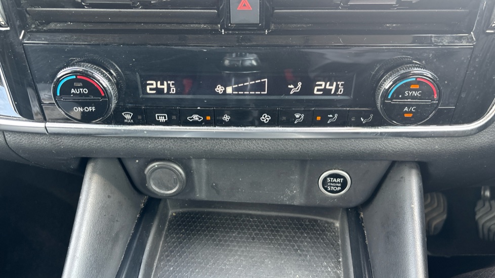 Nissan Qashqai 1.3 DiG-T MH N-Connecta 5dr Petrol Hatchback - Image 27