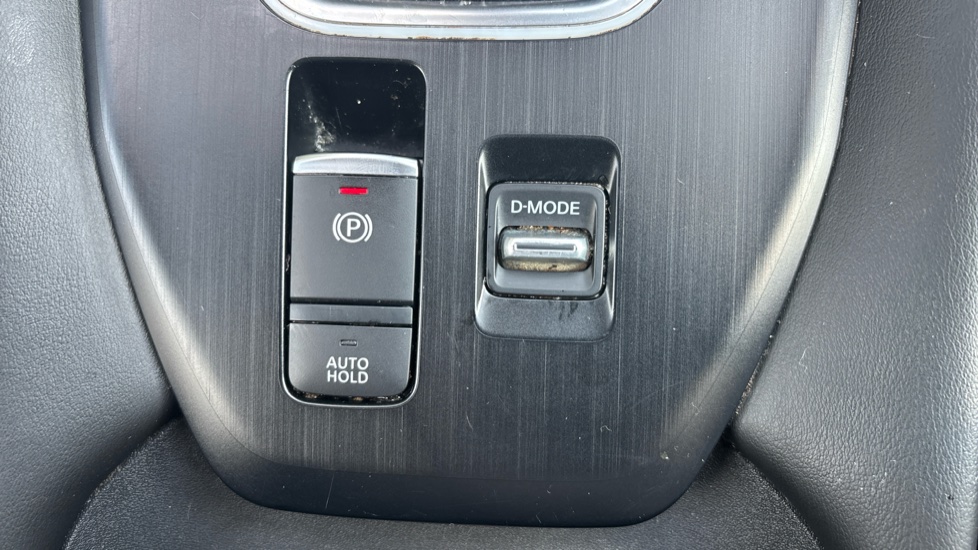 Nissan Qashqai 1.3 DiG-T MH N-Connecta 5dr Petrol Hatchback - Image 29