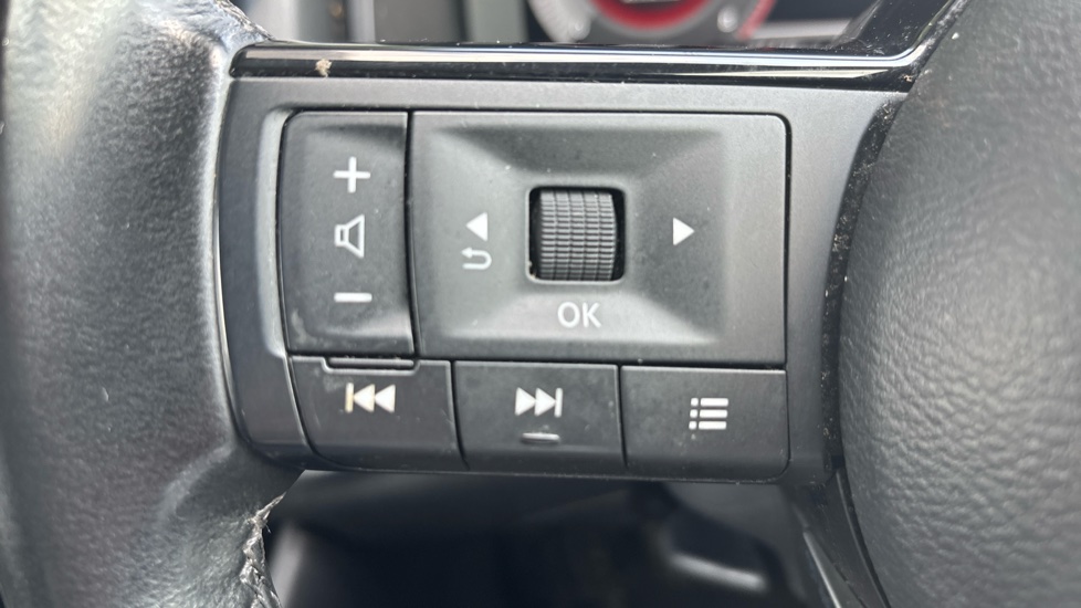 Nissan Qashqai 1.3 DiG-T MH N-Connecta 5dr Petrol Hatchback - Image 32