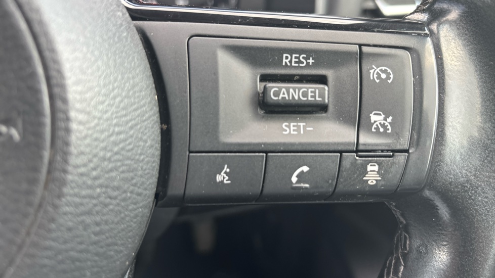 Nissan Qashqai 1.3 DiG-T MH N-Connecta 5dr Petrol Hatchback - Image 34