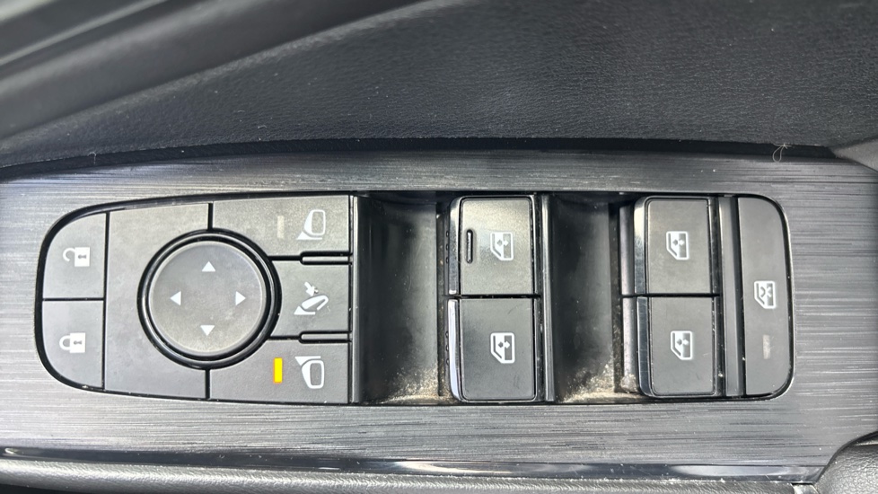 Nissan Qashqai 1.3 DiG-T MH N-Connecta 5dr Petrol Hatchback - Image 36