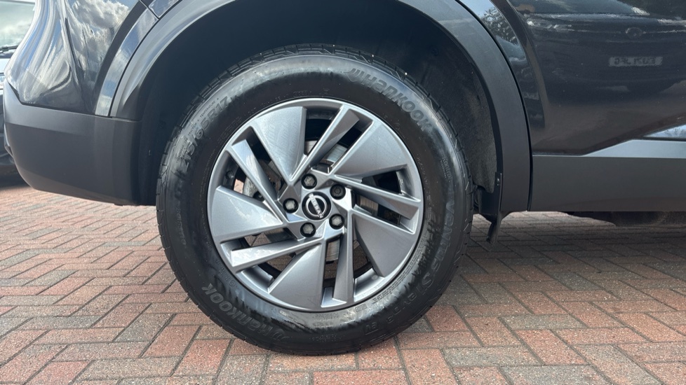 Nissan Qashqai 1.3 DiG-T MH Acenta Premium 5dr Petrol Hatchback - Image 7