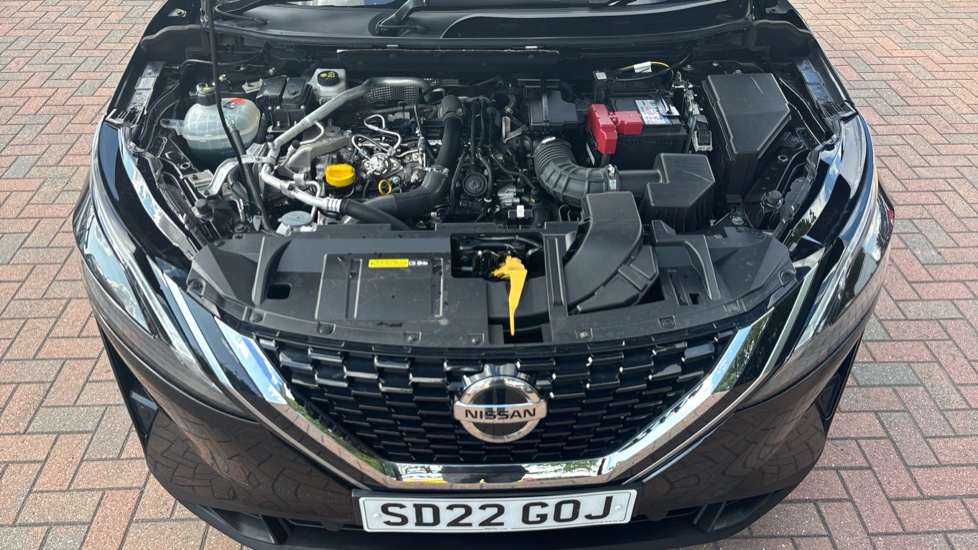 Nissan Qashqai 1.3 DiG-T MH Acenta Premium 5dr Petrol Hatchback - Image 8
