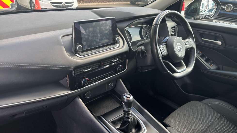 Nissan Qashqai 1.3 DiG-T MH Acenta Premium 5dr Petrol Hatchback - Image 9