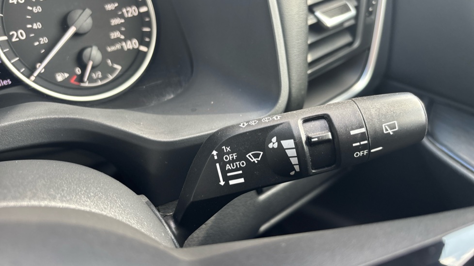 Nissan Qashqai 1.3 DiG-T MH Acenta Premium 5dr Petrol Hatchback - Image 31
