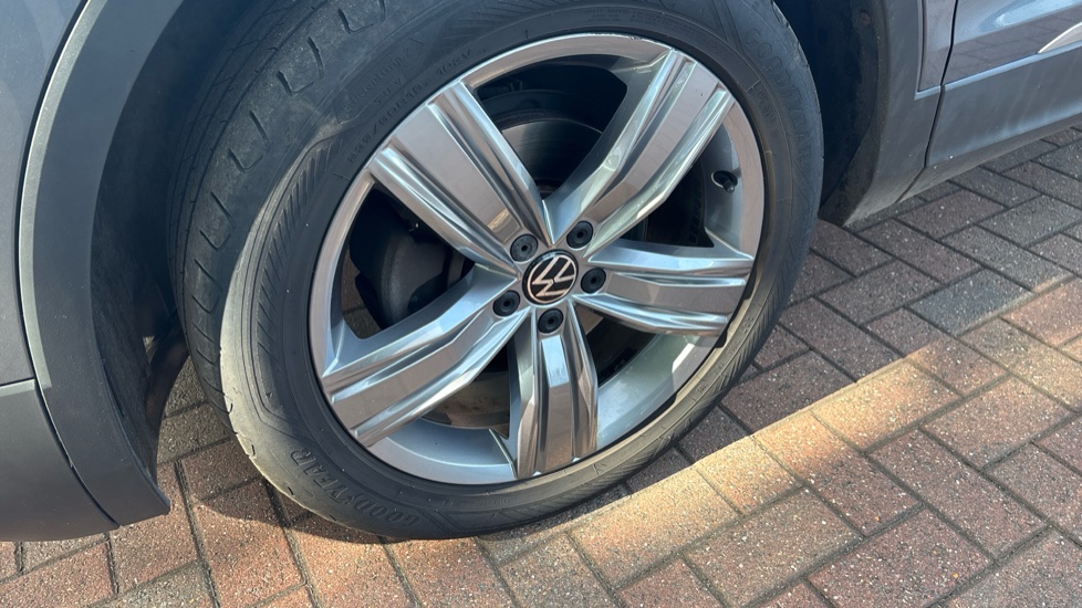 Volkswagen Tiguan Allspace 1.5 TSI Life 5dr DSG Petrol Estate - Image 46