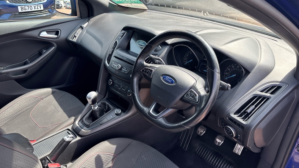 Ford Focus 1.0 EcoBoost 125 ST-Line 5dr Petrol Hatchback - Image 11