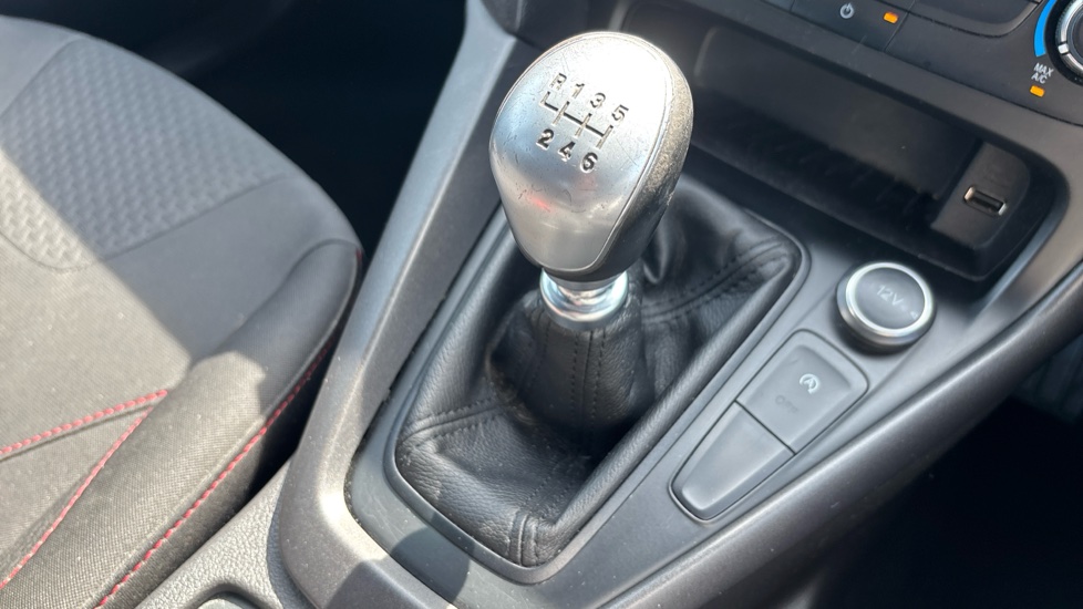 Ford Focus 1.0 EcoBoost 125 ST-Line 5dr Petrol Hatchback - Image 13
