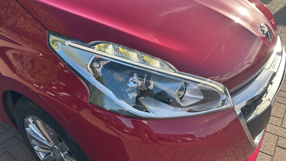 Peugeot 208 1.2 PureTech 110 Allure 5dr EAT6 Petrol Hatchback - Image 37