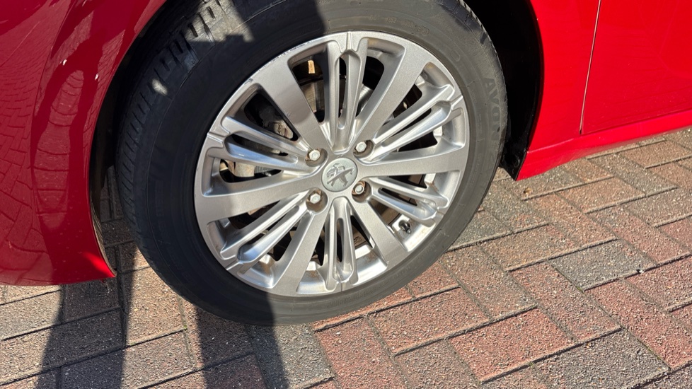 Peugeot 208 1.2 PureTech 110 Allure 5dr EAT6 Petrol Hatchback - Image 40