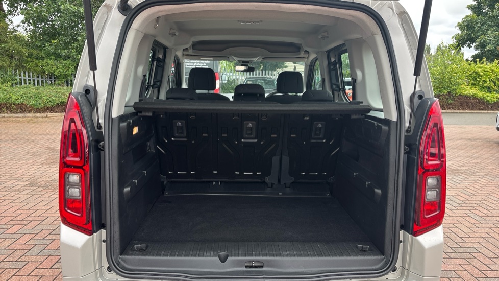 Vauxhall Combo Life 1.2 Turbo Design 5dr Petrol Estate - Image 4