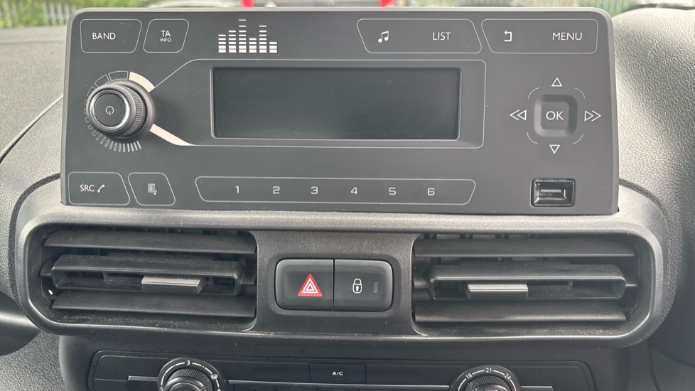 Vauxhall Combo Life 1.2 Turbo Design 5dr Petrol Estate - Image 12