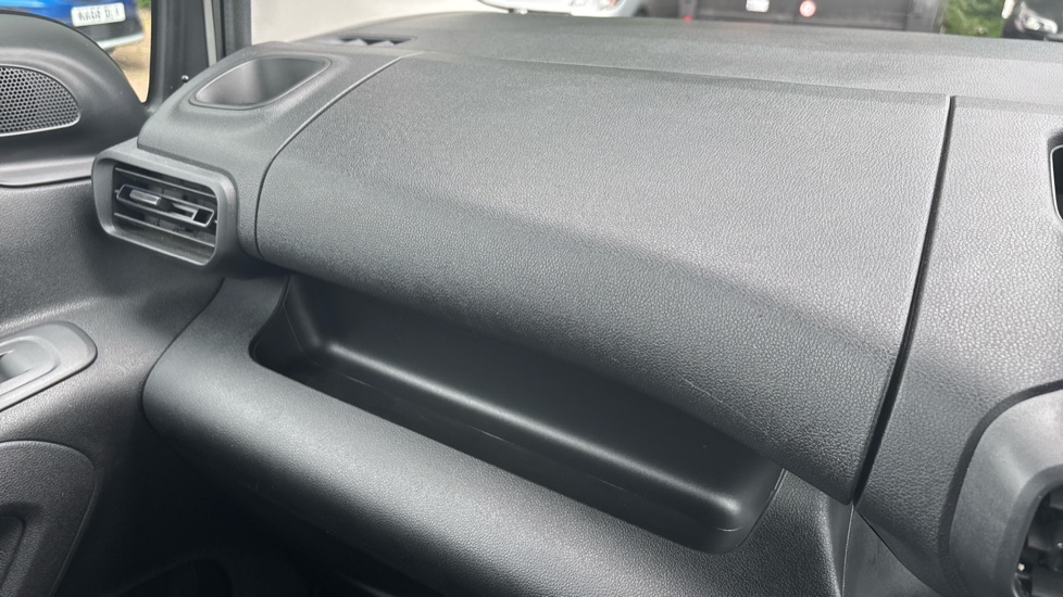 Vauxhall Combo Life 1.2 Turbo Design 5dr Petrol Estate - Image 19