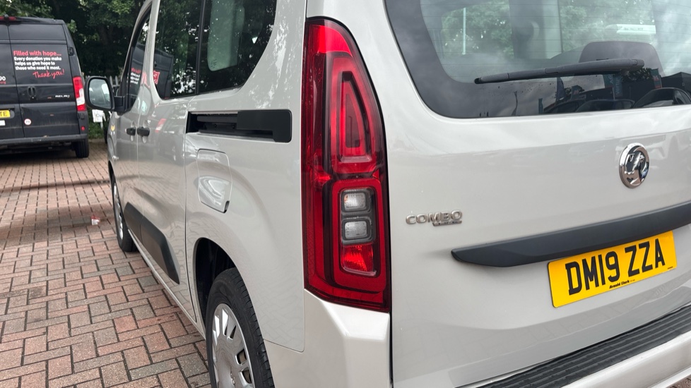 Vauxhall Combo Life 1.2 Turbo Design 5dr Petrol Estate - Image 32