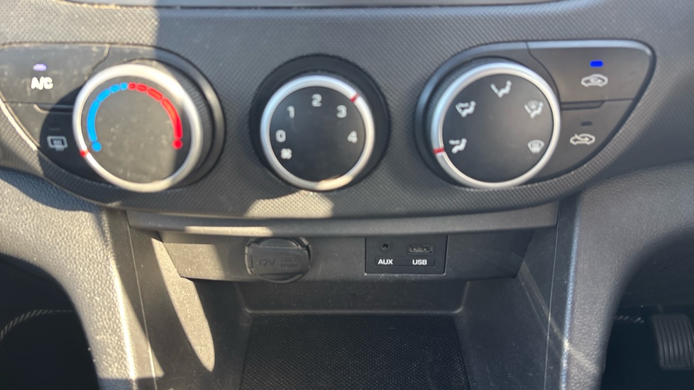 Hyundai i10 1.0 SE 5dr Petrol Hatchback - Image 25