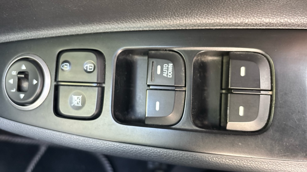 Hyundai i10 1.0 SE 5dr Petrol Hatchback - Image 32
