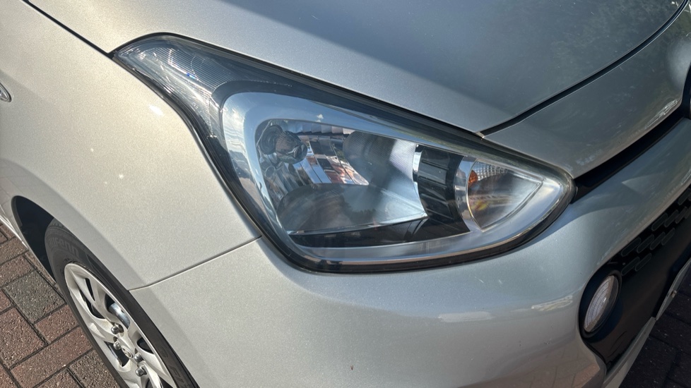 Hyundai i10 1.0 SE 5dr Petrol Hatchback - Image 33