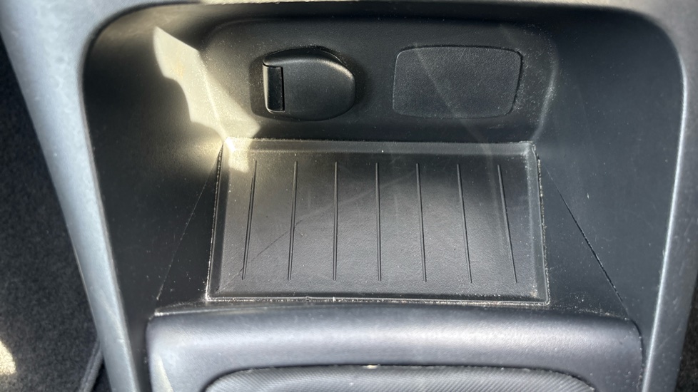 Renault Captur 0.9 TCE 90 Expression+ Energy 5dr Petrol Hatchback - Image 25