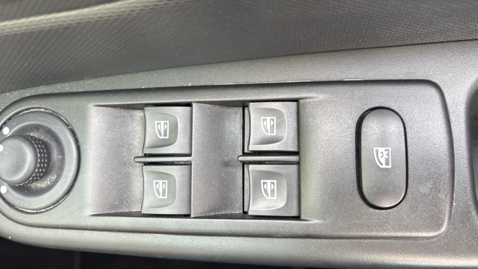 Renault Captur 0.9 TCE 90 Expression+ Energy 5dr Petrol Hatchback - Image 31