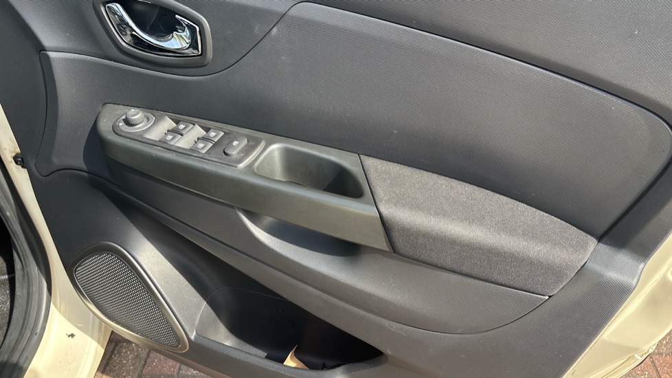 Renault Captur 0.9 TCE 90 Expression+ Energy 5dr Petrol Hatchback - Image 33