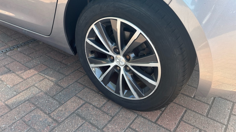 Peugeot 308 1.2 PureTech 130 Sportium 5dr Petrol Hatchback - Image 37