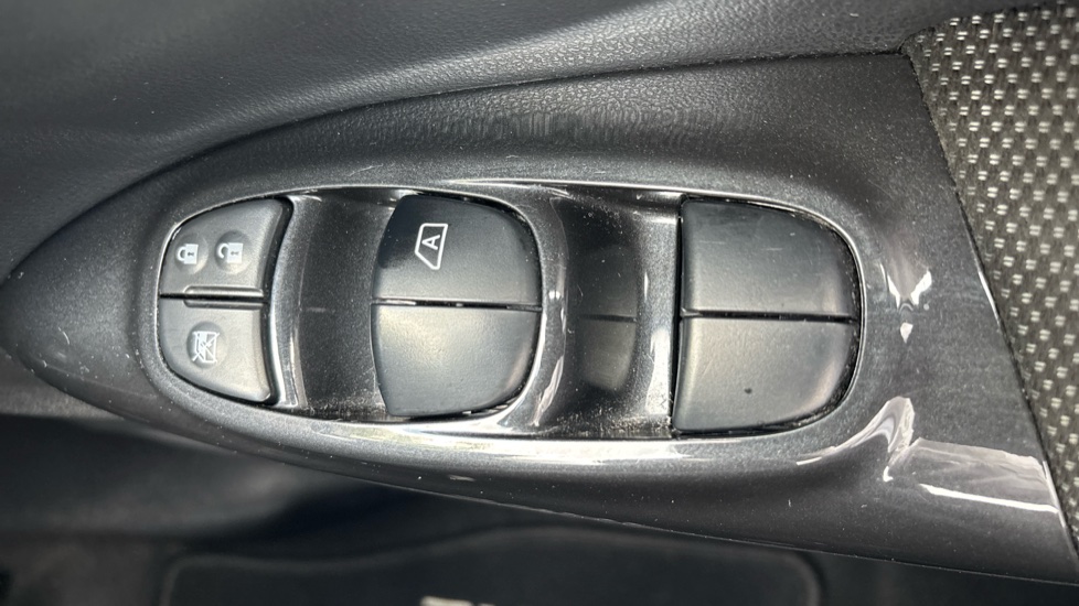 Nissan Juke 1.2 DiG-T N-Connecta 5dr Petrol Hatchback - Image 32