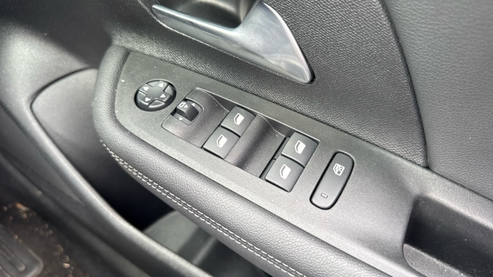 Vauxhall Mokka 100kW Ultimate 50kWh 5dr Auto Electric Hatchback - Image 31