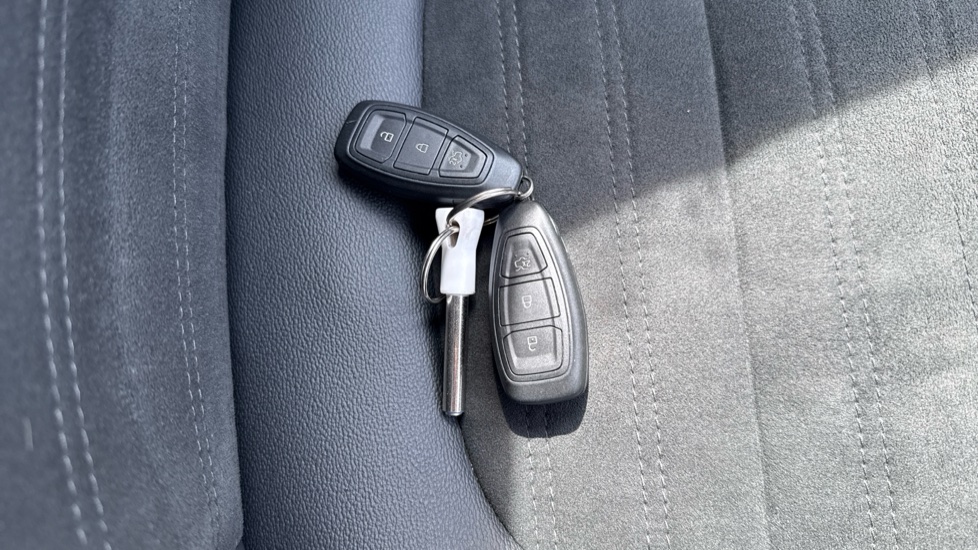 Ford Kuga 2.5 FHEV ST-Line X Edition 5dr CVT Hybrid Estate - Image 19