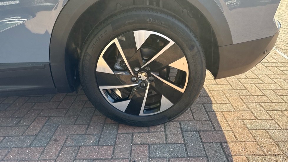 Vauxhall Grandland 1.2 Hybrid [136] Ultimate 5dr e-DCT6 [Pan Roof] Petrol Hatchback - Image 27