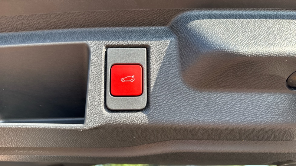 Vauxhall Grandland 1.2 Hybrid [136] Ultimate 5dr e-DCT6 [Pan Roof] Petrol Hatchback - Image 29