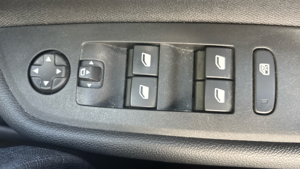 Vauxhall Mokka 100kW Ultimate 50kWh 5dr Auto Electric Hatchback - Image 39