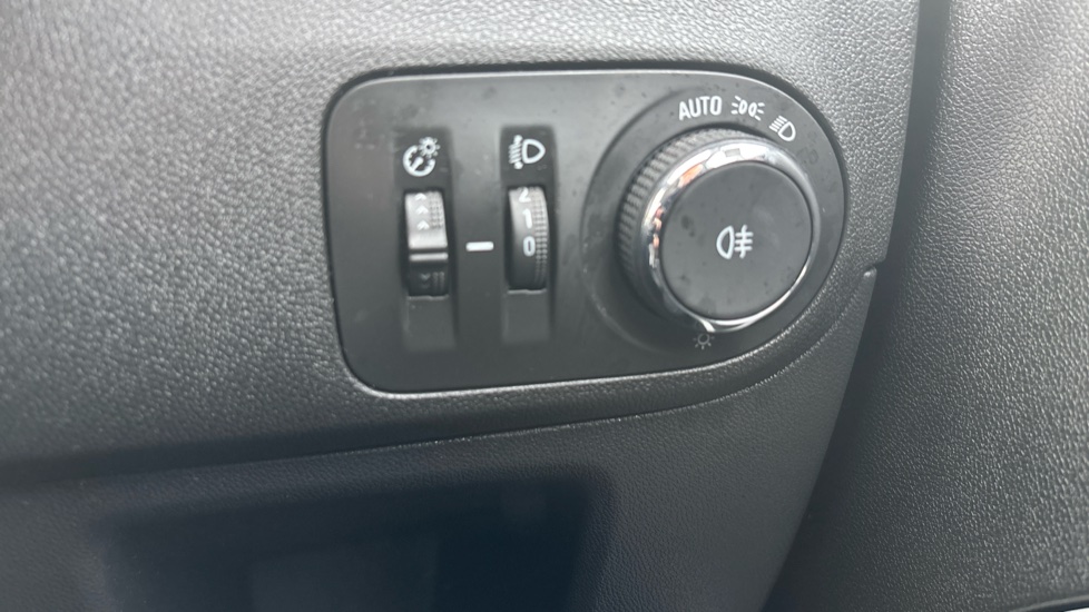 Vauxhall Crossland X 1.2 [83] Griffin 5dr [Start Stop] Petrol Hatchback - Image 32