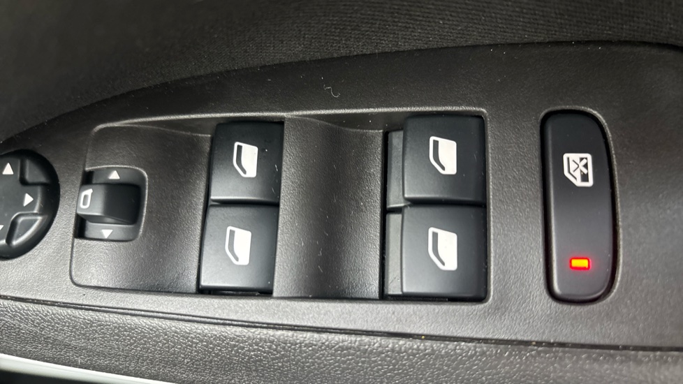 Vauxhall Crossland X 1.2 [83] Griffin 5dr [Start Stop] Petrol Hatchback - Image 33