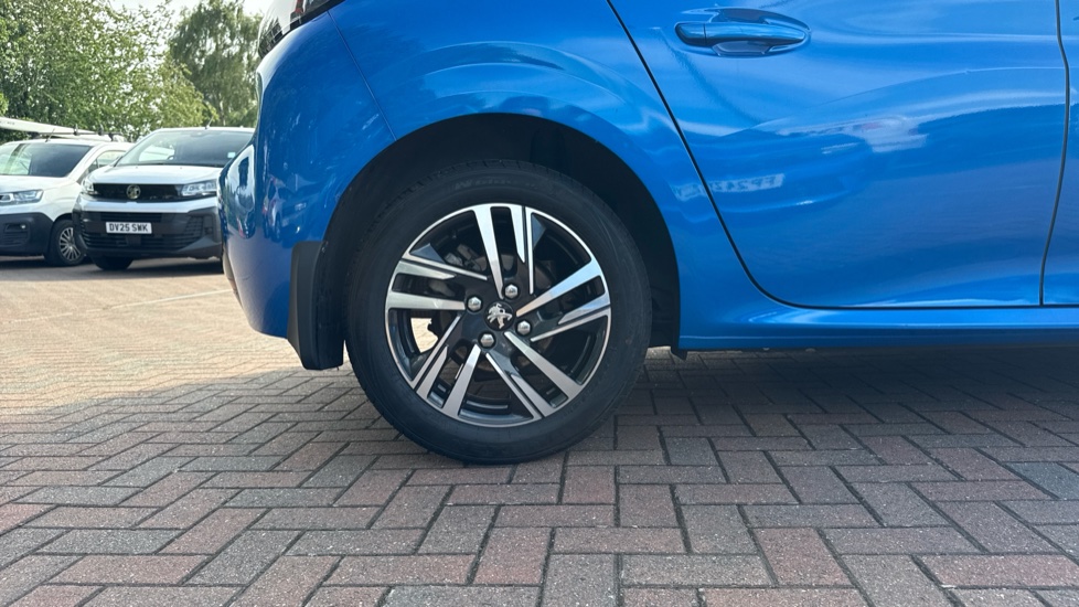 Peugeot 208 1.2 PureTech 100 Allure 5dr Petrol Hatchback - Image 7