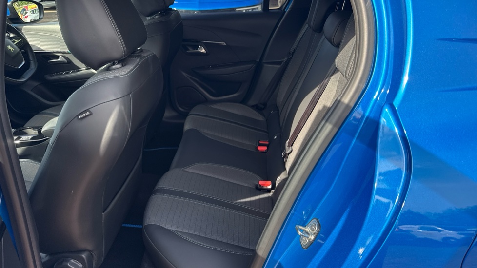 Peugeot 208 1.2 PureTech 100 Allure 5dr Petrol Hatchback - Image 16