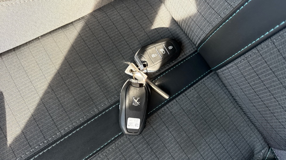 Peugeot 208 1.2 PureTech 100 Allure 5dr Petrol Hatchback - Image 20