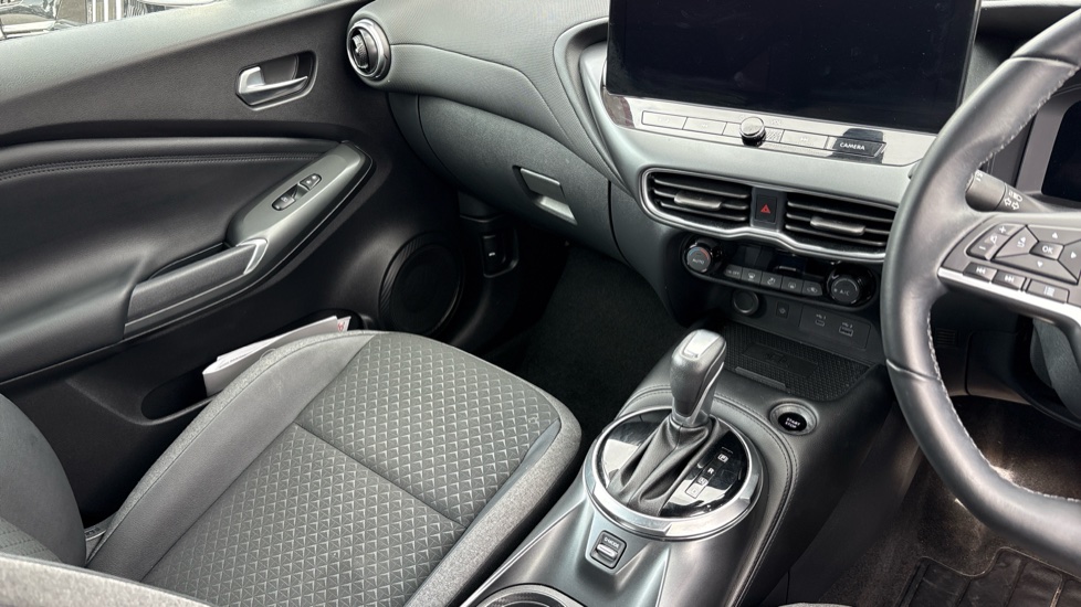 Nissan Juke 1.6 Hybrid N-Connecta 5dr Auto Hybrid Hatchback - Image 14
