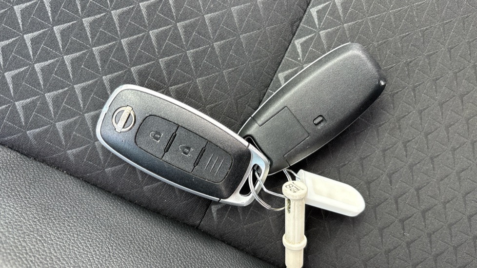 Nissan Juke 1.6 Hybrid N-Connecta 5dr Auto Hybrid Hatchback - Image 20