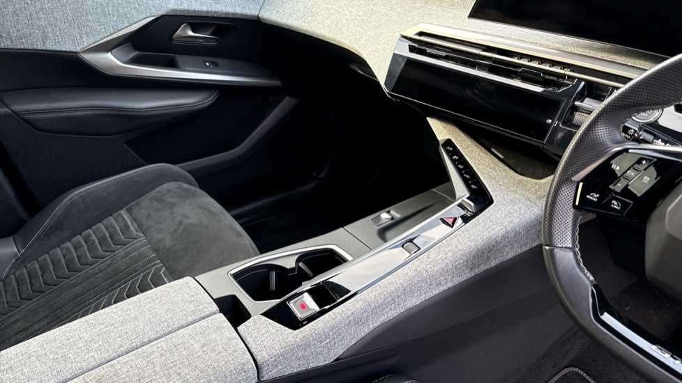 Peugeot 3008 1.2 Hybrid 136 GT 5dr e-DSC6 Petrol Estate - Image 14