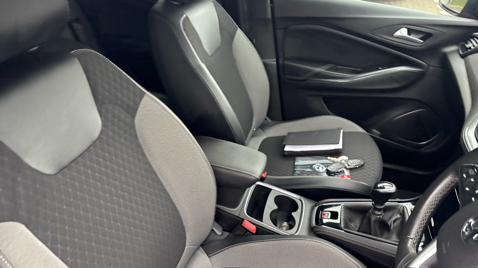 Vauxhall Grandland X 1.2 Turbo Griffin Edition 5dr Petrol Hatchback - Image 30