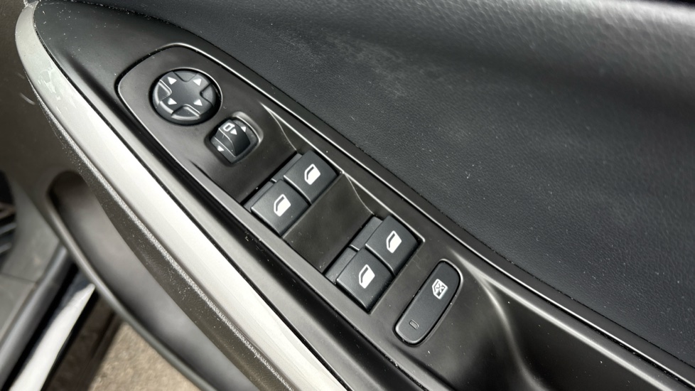 Vauxhall Grandland 1.2 Turbo Design 5dr Petrol Hatchback - Image 23