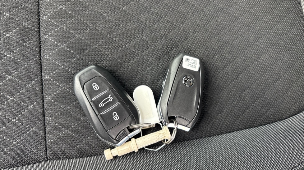 Vauxhall Grandland X 1.2 Turbo Griffin Edition 5dr Petrol Hatchback - Image 20