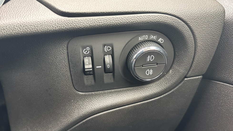 Vauxhall Grandland X 1.2 Turbo Griffin Edition 5dr Petrol Hatchback - Image 26
