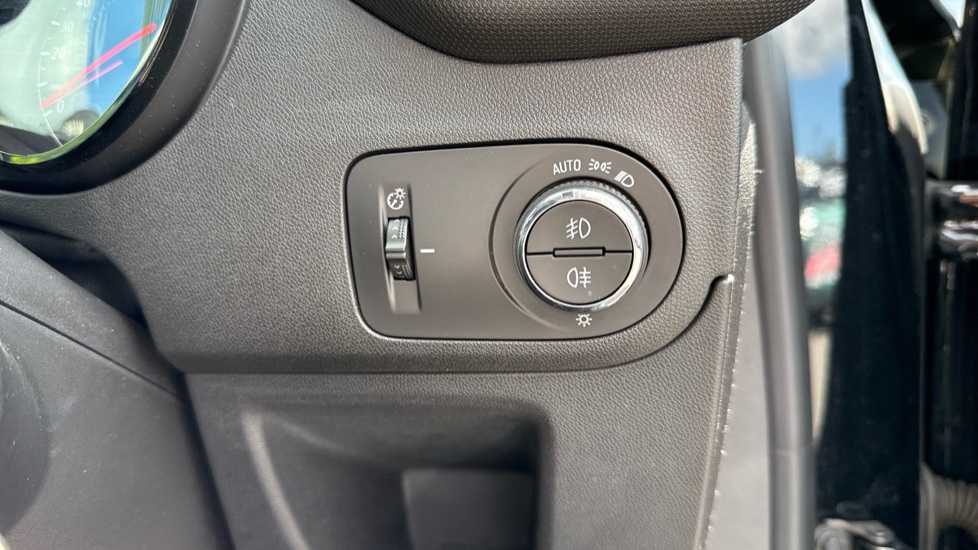 Vauxhall Crossland 1.2 SRi Nav 5dr Petrol Hatchback - Image 27